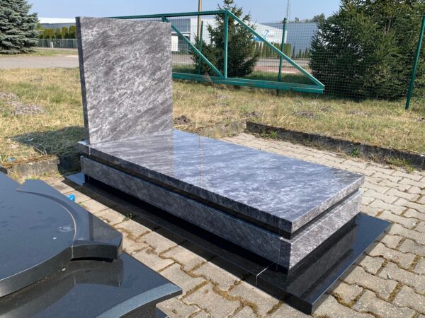 Nagrobek w kolorach Viasag Blue i czarny
